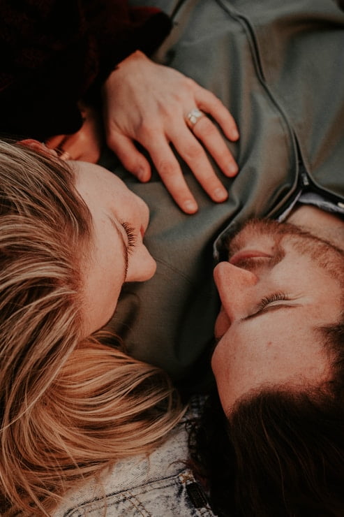 signs your twin flame is thinking of you